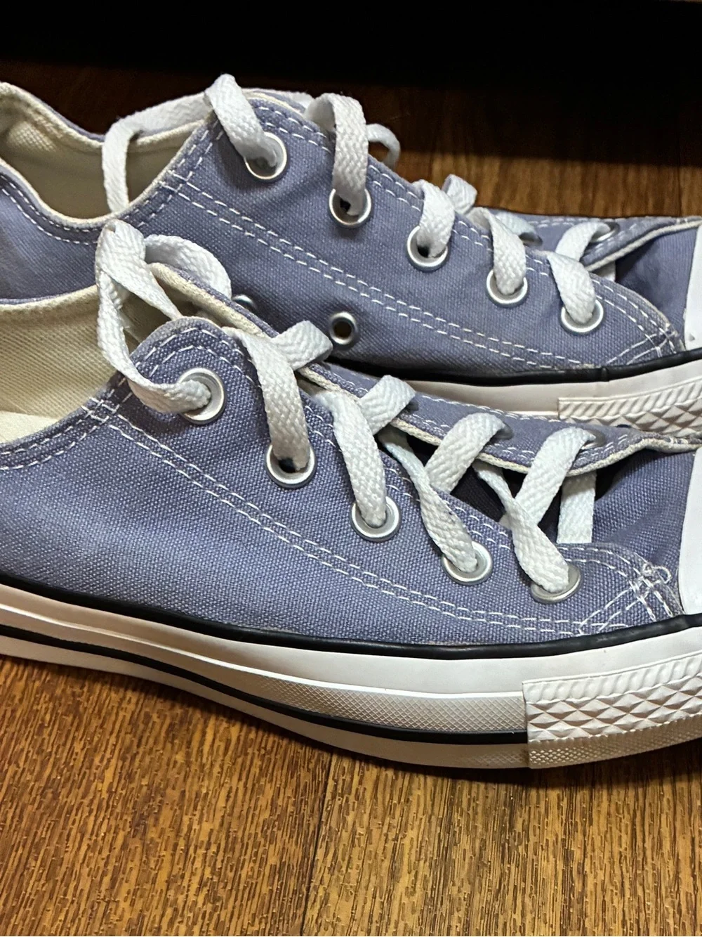 Converse light top toe